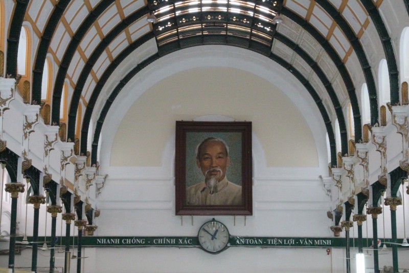 Ein Bild von Ho Chi Minh im Post-Hauptgebäude 