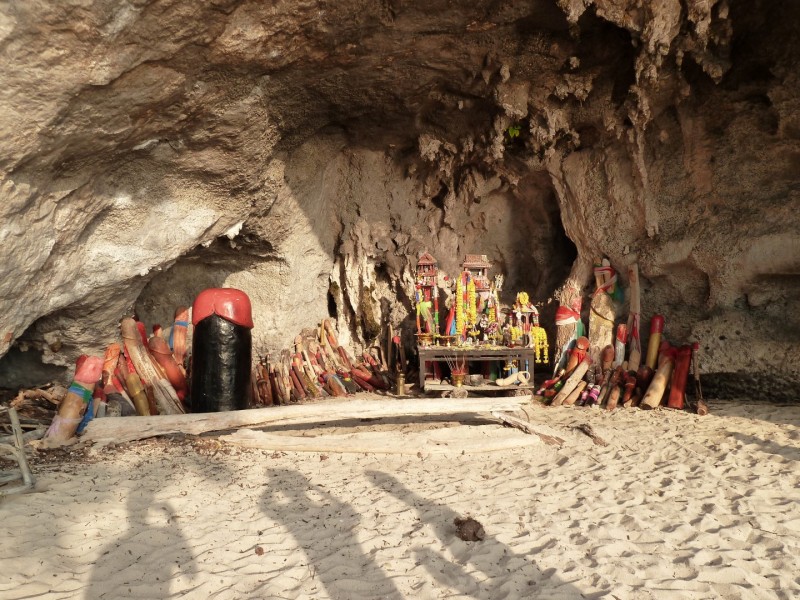 Wir wissen bis heute noch nicht, was die Bedeutung dieser heiligen Stätte ist. Wir taufen sie mal "Penis Cave".