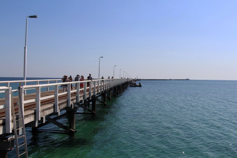 Busselton Jetty, ein 1,8km langer Anlegesteg. Sogar eine Eisenbahn fährt darauf für faule Australier und Touristen.