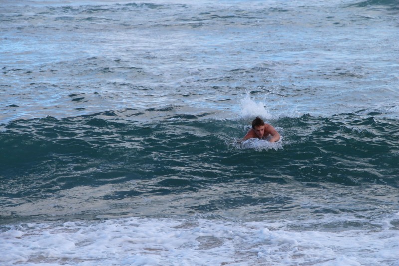 Fabian beim Bodysurfen (Surfen auf einem sehr kleinen Brett, super populär hier auf den Inseln)
