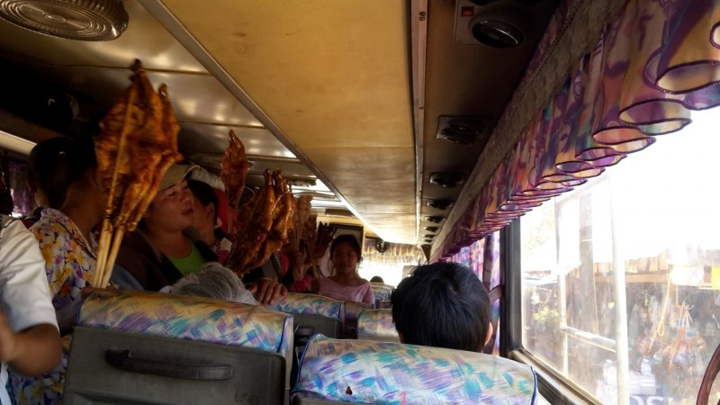 Verkäuferinnen im Bus in Laos. Das meiste davon war undefinierbar.